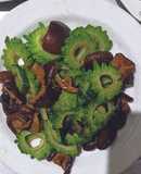 Mướp đắng xào chay nấm hương