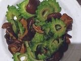 Mướp đắng xào chay nấm hương