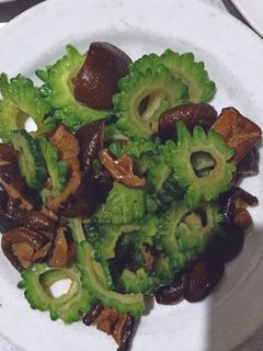 Hình của món Mướp đắng xào chay nấm hương.