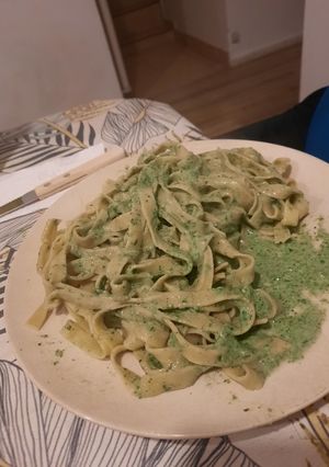 Una foto de Fideos con salsa de espinacas