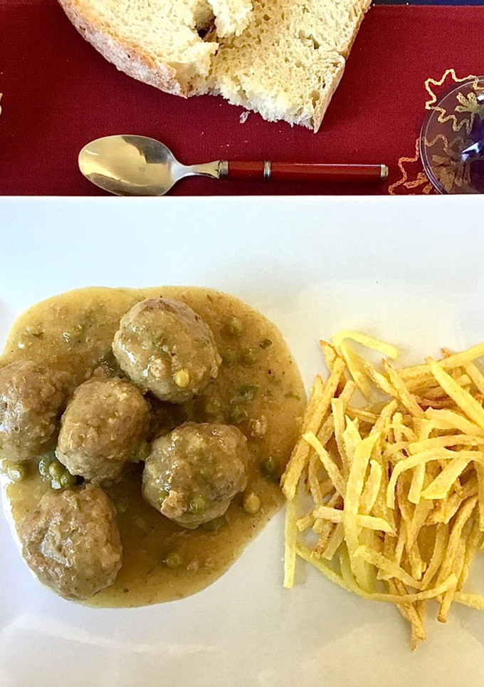 Una foto de Albóndigas en salsa de cebolla