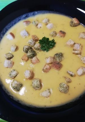 Fűszeres sárgarépakrémleves zöldségekkel recept fotója