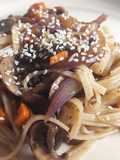 Tallarines chinos veganos en salsa de soja con hongos