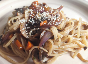 Una foto de Tallarines chinos veganos en salsa de soja con hongos