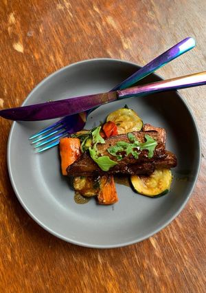Une photo de Échine de porc marinée et ses petits légumes