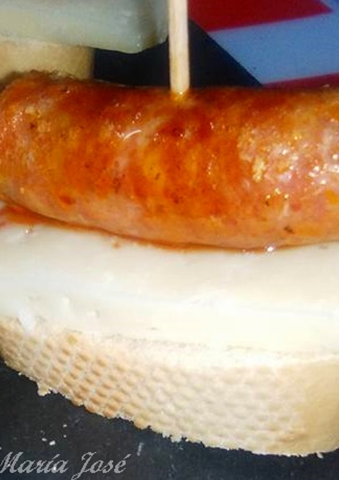 Una foto de Pintxo de queso curado de oveja con chistorra