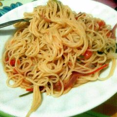 A picture of Sphagheti in tomato sauce.