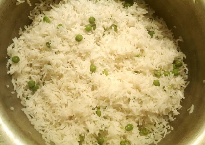 Boiled white rice with green peas 🍚☺ Recipe by Miss Ak 👩🏻‍🍳 - Cookpad