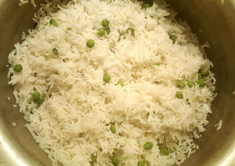 Boiled white rice with green peas 🍚☺