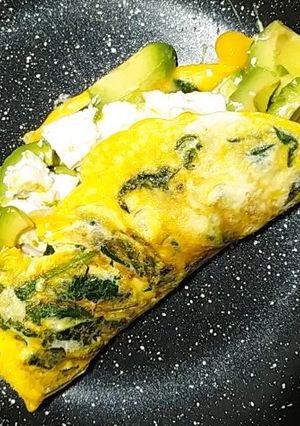 Une photo de Omelette épinards, avocat, feta & pesto 👩🍳🥑