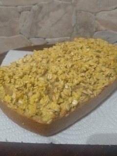 Una foto de Budín de banana con crumble de coco