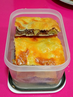 Una foto de Empanada de cebolla caramelizada, manzana y morcilla de burgos