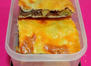 Foto principal de Empanada de cebolla caramelizada, manzana y morcilla de burgos