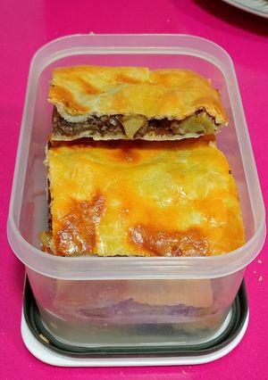 Una foto de Empanada rápida de cebolla caramelizada, manzana y morcilla de burgos