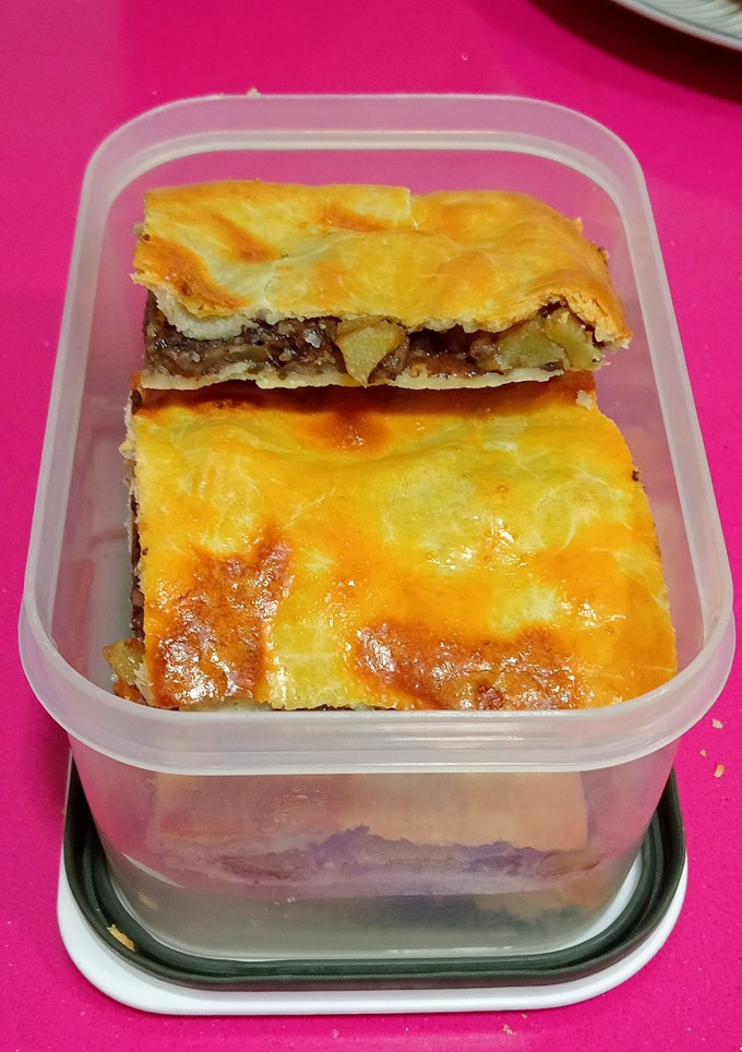 Una foto de Empanada de cebolla caramelizada, manzana y morcilla de burgos