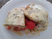 Una foto de berenjena caprese