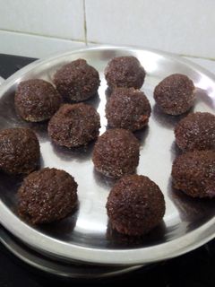 গুড়ের নারকেল নাড়ু (Gurer Narkel naru recipe in bengali) রেসিপির প্রধান ছবি