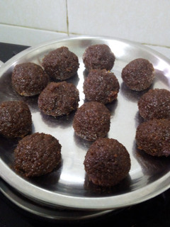 গুড়ের নারকেল নাড়ু (Gurer Narkel naru recipe in bengali) রেসিপির প্রধান ছবি