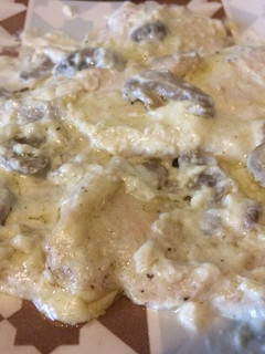 Una foto de Pechuga de pollo en salsa de champiñones con nata