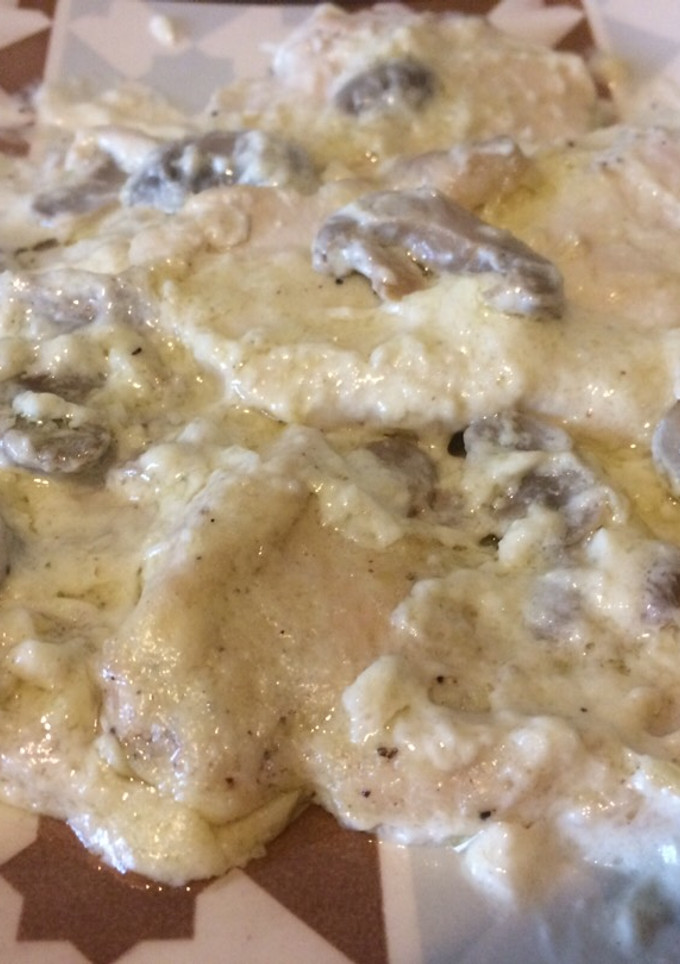 Una foto de Pechuga de pollo en salsa de champiñones con nata