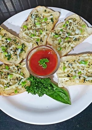 A picture of Herb chilli garlic bread.