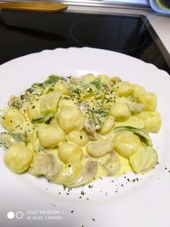 Una foto de Ñoquis con calabacín y champiñón