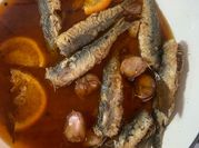 Una foto de sardina en escabeche con pimenton