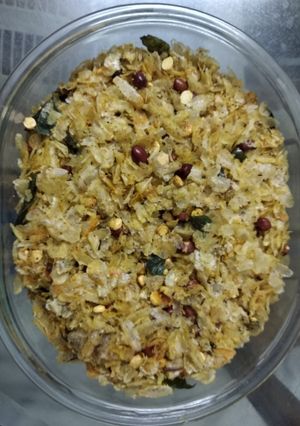 महाराष्ट्रीयन चिवडा (maharashtrian chiwda recipe in marathi) रेसिपी चे मुख्य फोटो 