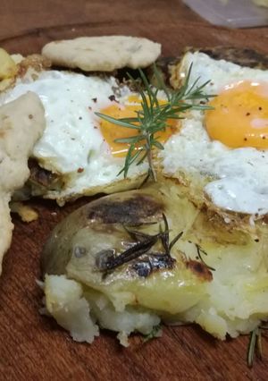 Una foto de Papas aplastadas con romero y oliva