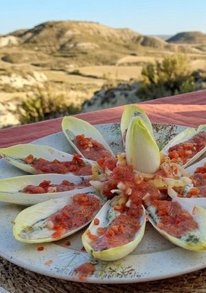 Una foto de Endibias con Sardinas y Vinagreta de Fresas