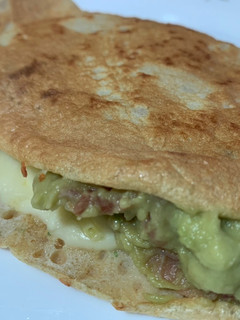 Una foto de Tortita crepe de aguacate y jamón serrano
