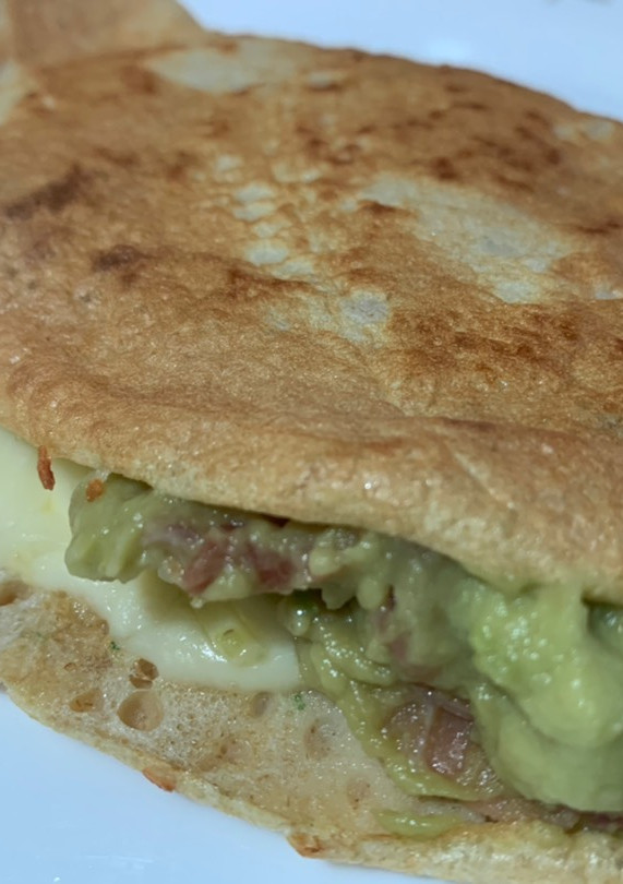 Una foto de Tortita crepe de aguacate y jamón serrano