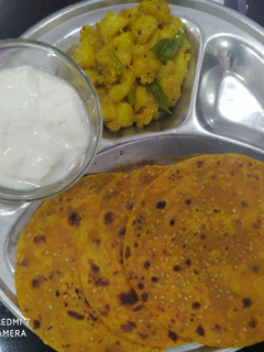 થેપલા (Thepla Recipe in Gujarati) રેસીપી મુખ્ય ફોટો