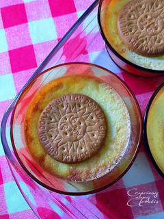 Una foto de Natillas de huevos con harina de galletas de mantequilla