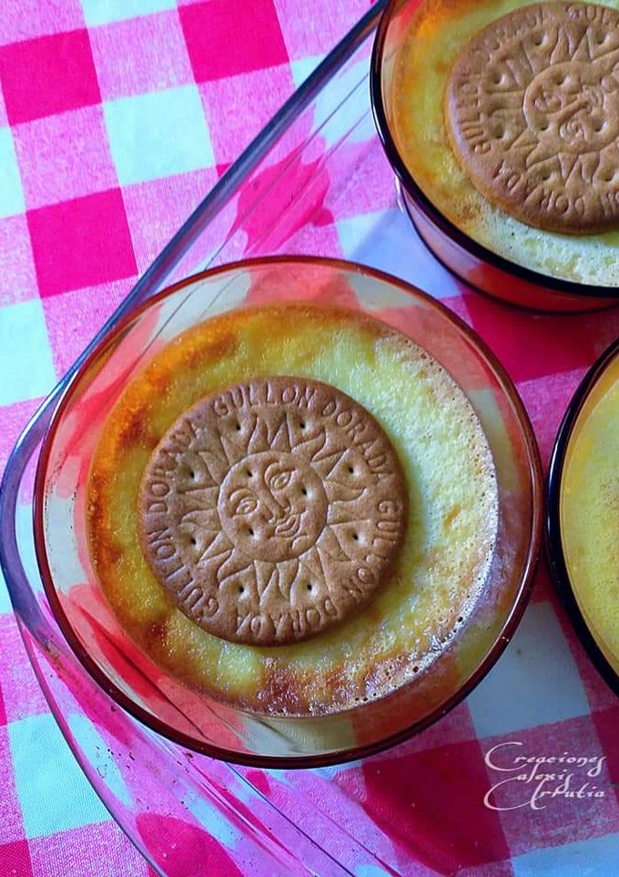 Una foto de Natillas de huevos con harina de galletas de mantequilla