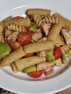 Una foto de Tortiglioni con tomatitos, pollo y aguacate