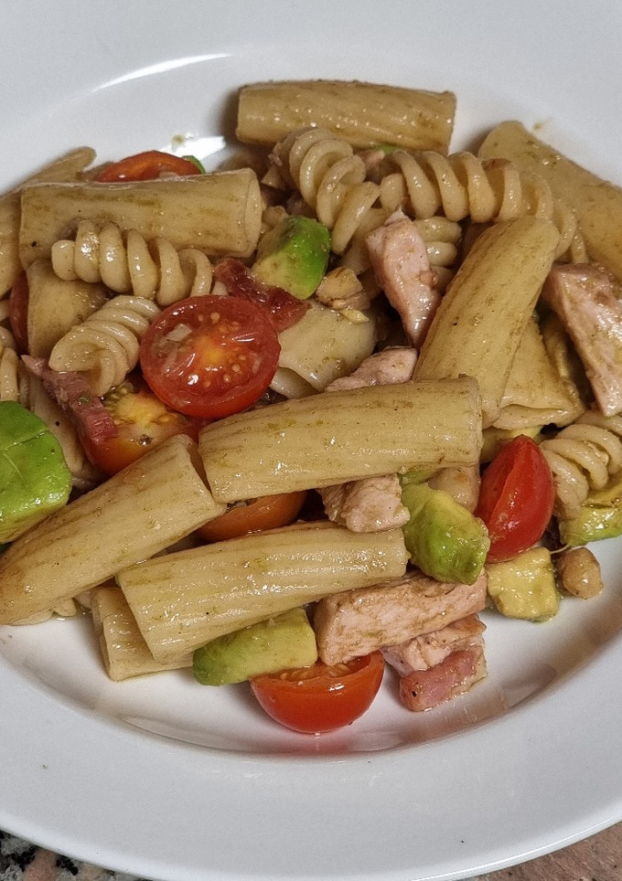 Una foto de Tortiglioni con tomatitos, pollo y aguacate