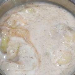A picture of Dahi bhalle.