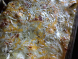 Canelones gratinados de crema de morcilla, con puré de calabacín