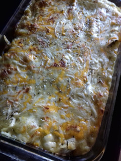 Una foto de Canelones gratinados de crema de morcilla, con puré de calabacín