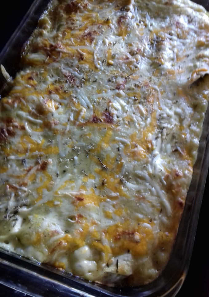 Una foto de Canelones gratinados de crema de morcilla, con puré de calabacín