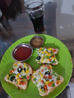 ચીલી ગાર્લિક બ્રેડ (Cheesy Garlic Bread Recipe In Gujarati) રેસીપી મુખ્ય ફોટો