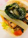 Panino con salmone scottato e bietole