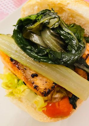 Foto di Panino con salmone scottato e bietole