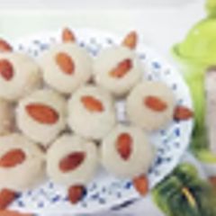 A picture of Coconut ladoo.