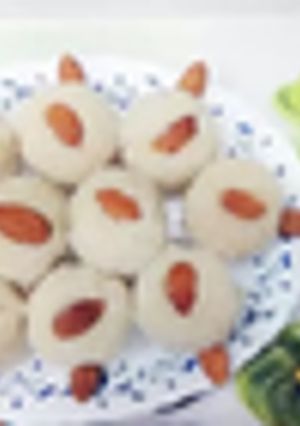 A picture of Coconut ladoo.
