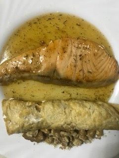 Una foto de Salmón con miel y complementos