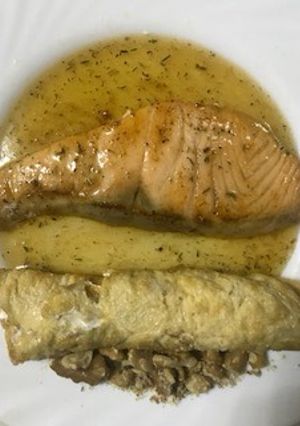 Una foto de Salmón con miel y complementos