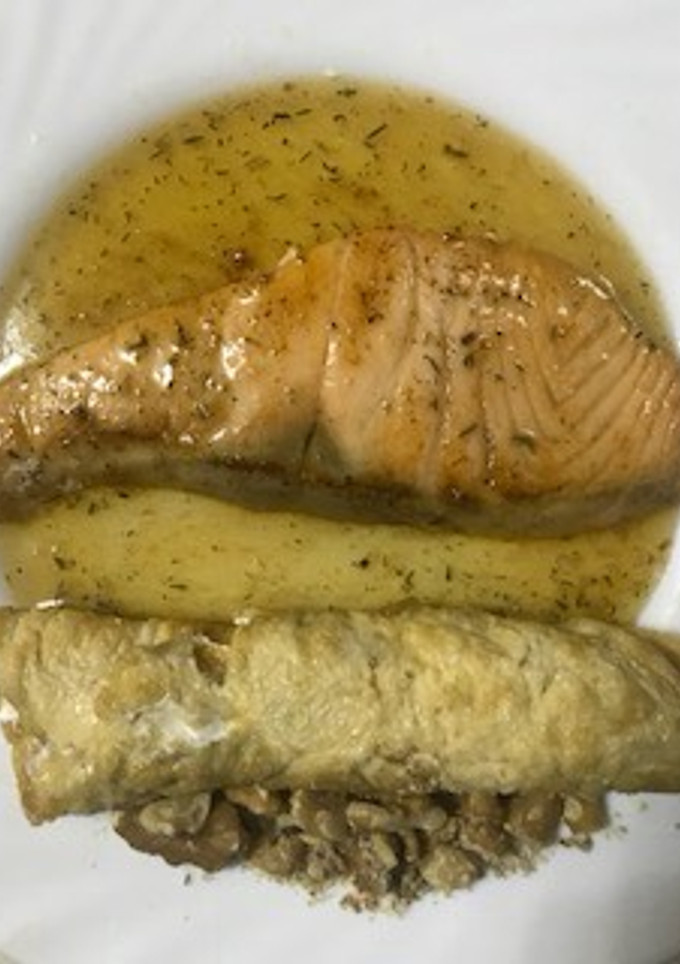 Una foto de Salmón con miel y complementos