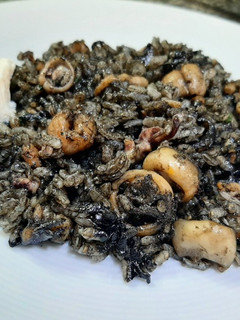 Una foto de Paella de arroz negro